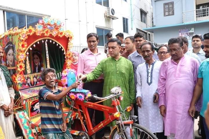 ১০ ভিক্ষুকের পুনর্বাসনে প্রধানমন্ত্রীর উপহার তুলে দিলেন মেয়র টিটু