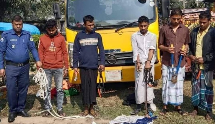 আন্তঃজেলা গরু চোর দলের ৫ সদস্যকে গ্রেফতার করেছে ভালুকা থানা পুলিশ