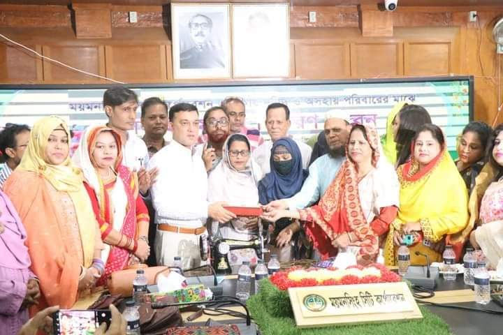 ৯০ জন অসহায় পরিবারকে সেলাই মেশিন বিতরণ