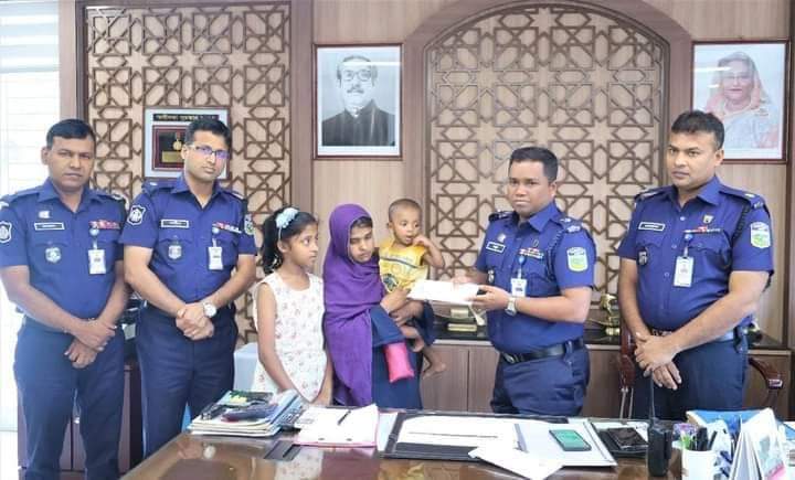 ময়মনসিংহে ঈদেরদিনে খুন হওয়া দুই পরিবারকে আর্থিক সহায়তা দিলেন এসপি মাছুম
