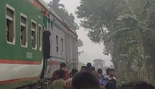 চলন্ত অবস্থায় তিনটি বগি রেখে চলে যায় জামালপুর এক্সপ্রেস