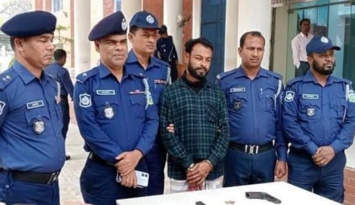 ইশ্বরগঞ্জে সশস্ত্র ছিনতাইকারী গ্রেফতার : অটোরিকশাসহ পিস্তল ও গুলি উদ্ধার