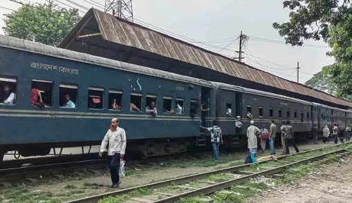 ময়মনসিংহে জারিয়া লোকাল ট্রেনে ডাকাতি: যাত্রীদের নিরাপত্তা অনিশ্চিত